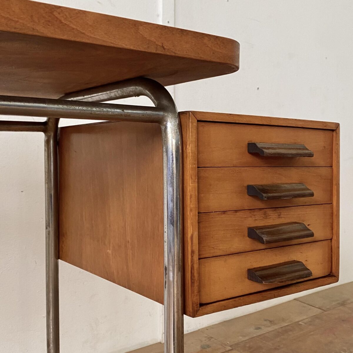 Deuxieme.shop kleiner Bauhaus Schreibtisch mit Linoleum und Schubladen. 40er Jahre.