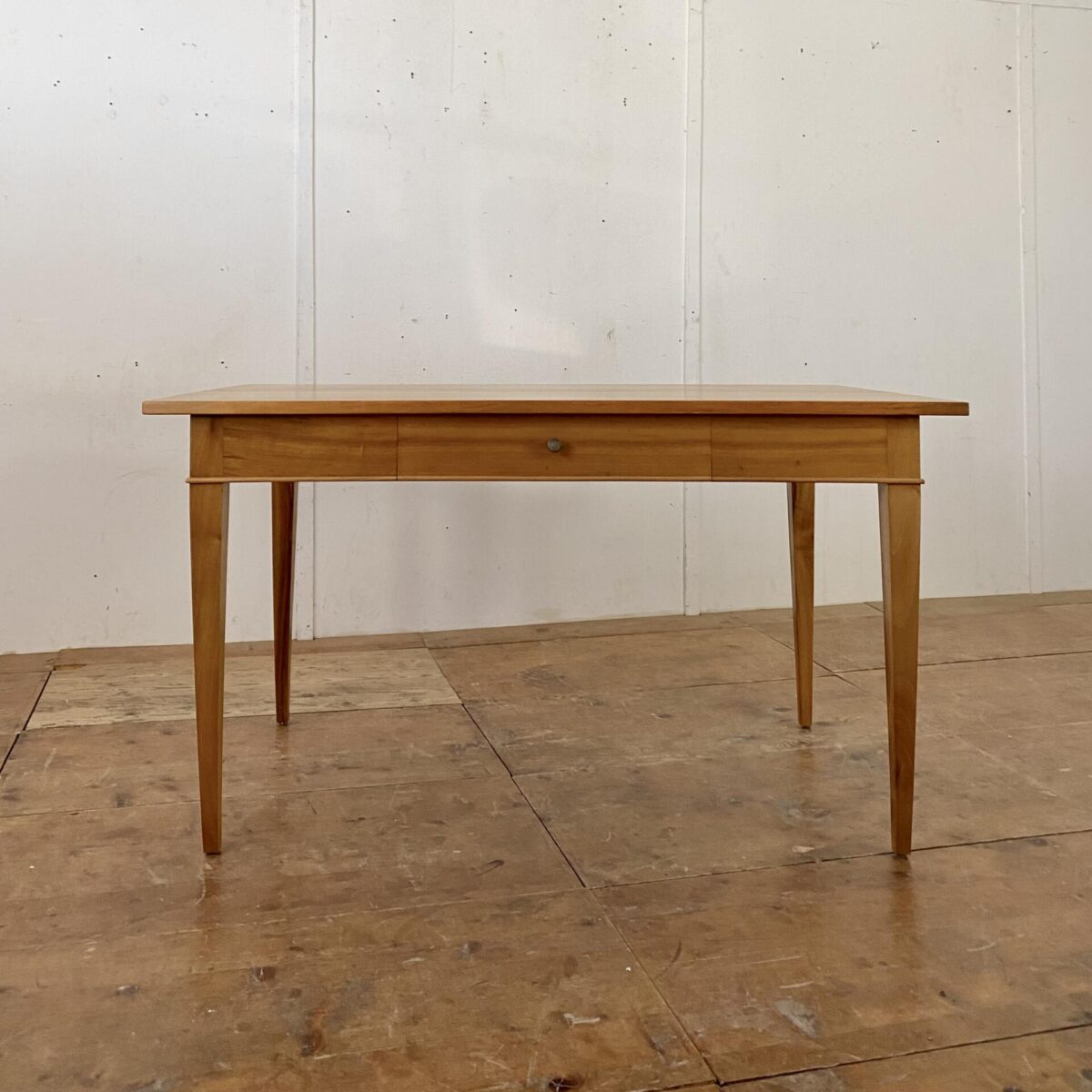 Deuxieme.shop Nussbaum Biedermeier Schreibtisch. 140x80cm Höhe 77cm. Der Tisch ist in gutem Original Zustand, mit ein paar kleinen Flecken. Als Esstisch finden angenehm 4 Personen daran Platz. 