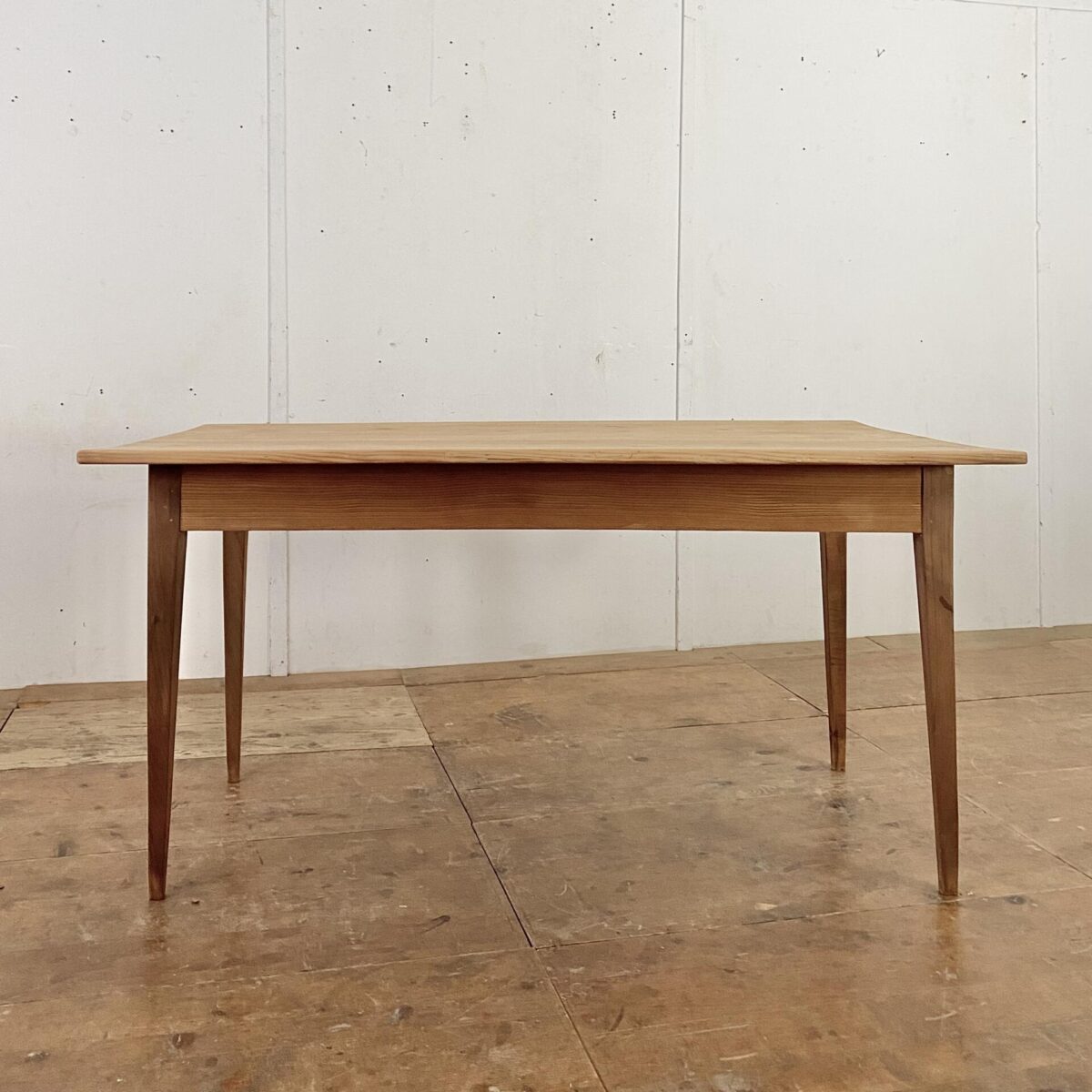 Deuxieme.shop Biedermeiertisch aus Tanne. 150x88cm Höhe 75.5cm. Der Tisch ist in stabilem überarbeiteten Zustand, die Holz Oberflächen sind geschliffen und mit Naturöl behandelt. An dem Tisch finden 4-6 Personen Platz. 