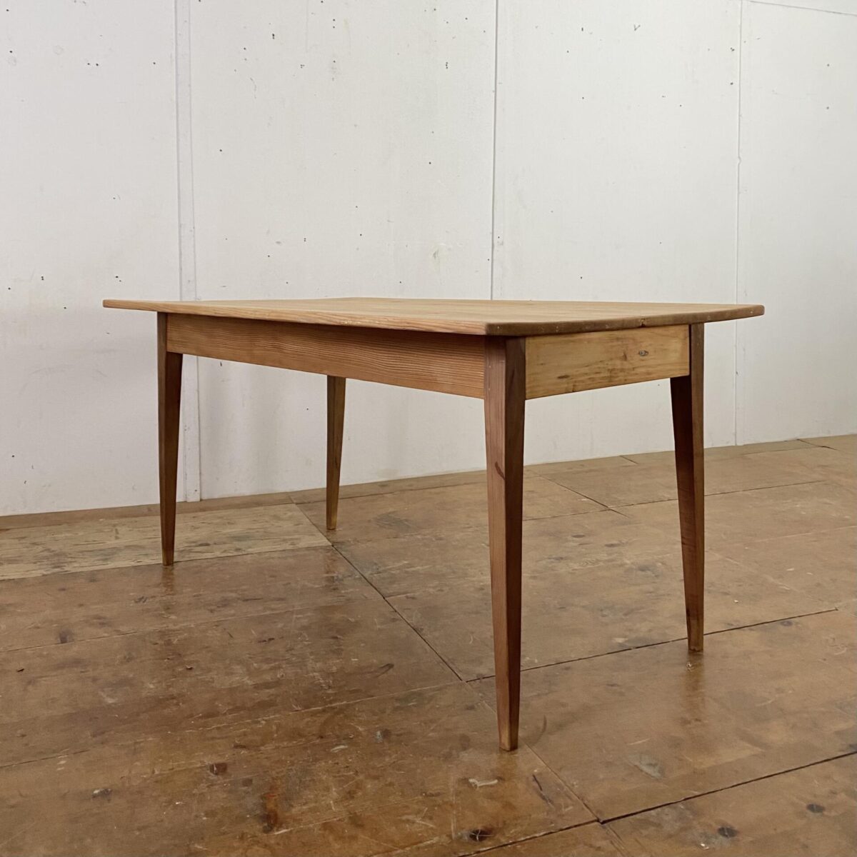 Deuxieme.shop Biedermeiertisch aus Tanne. 150x88cm Höhe 75.5cm. Der Tisch ist in stabilem überarbeiteten Zustand, die Holz Oberflächen sind geschliffen und mit Naturöl behandelt. An dem Tisch finden 4-6 Personen Platz. 