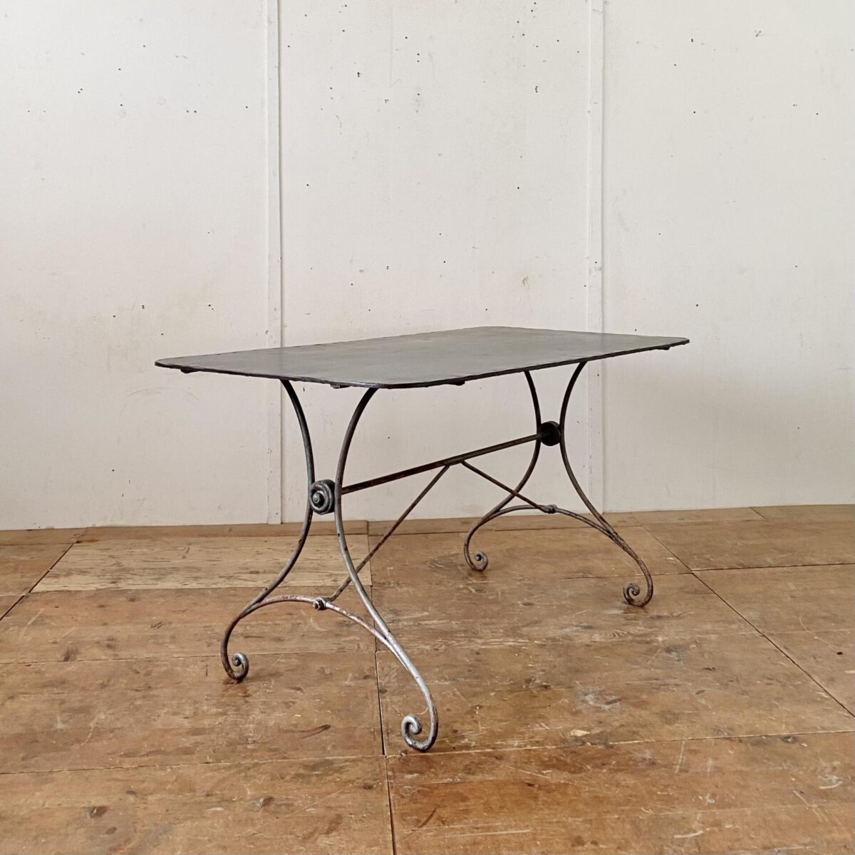 Deuxieme.shop Jugendstil Gartentisch. 140x75cm Höhe 75cm. Der Tisch ist in stabilem Zustand, das Tischblatt ist gereinigt und mit Rostschutz Klarlack lackiert. 