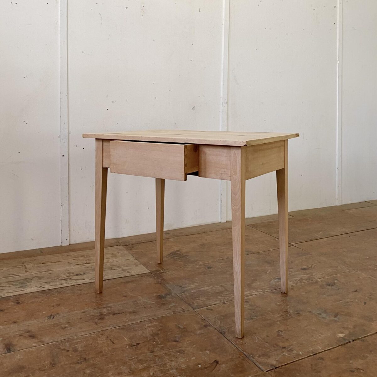 Deuxieme.shop Kleiner Biedermeier Schreibtisch aus Fichte Vollholz. 86.5x60cm Höhe 76.5cm. Der Tisch ist in stabilem Zustand, die Holz Oberflächen sind geschliffen und unbehandelt. Die konischen Tischbeine sind aus Buchenholz die Schublade läuft gut. 