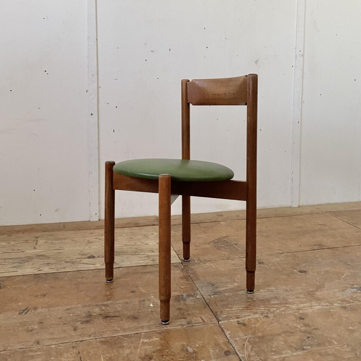 Deuxieme.shop Kreuzzargen Stühle aus Buchenholz von Horgenglarus. geradlinige Stühle. Bruno rey