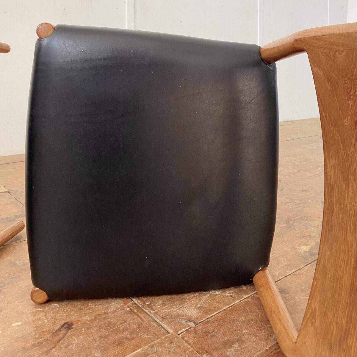 Deuxieme.shop midcentury Teak Esszimmer Stühle aus den 60er Jahren von Arne Vodder, Modell 418. Sitzhöhe ca. 47cm. Die Stühle sind in stabilem Zustand, der schlimmste Kratzer auf dem einen Polster ist dokumentiert. 