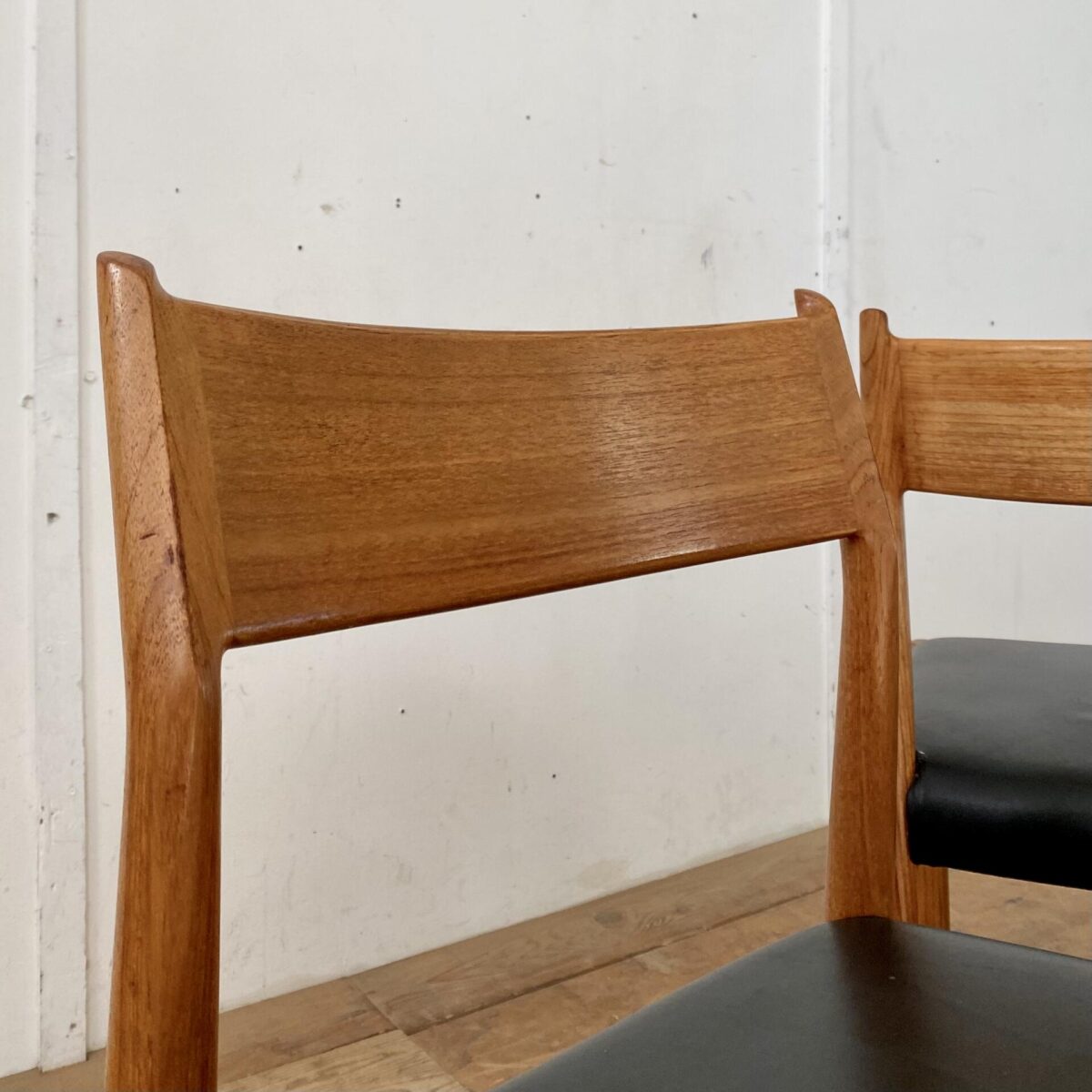 Deuxieme.shop midcentury Teak Esszimmer Stühle aus den 60er Jahren von Arne Vodder, Modell 418. Sitzhöhe ca. 47cm. Die Stühle sind in stabilem Zustand, der schlimmste Kratzer auf dem einen Polster ist dokumentiert. 