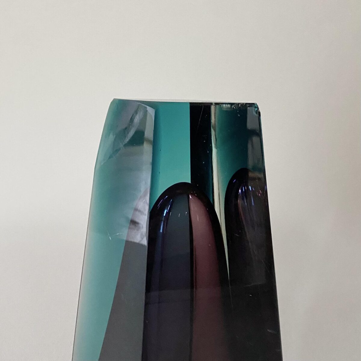 Deuxieme.shop Prisma Glasvase aus den 60er Jahren. 15x8cm Höhe 21cm. Modell Prisma von Kaj Franck für Nuutajärvi in Notsjö Finnland. scandinavian crystalglass
