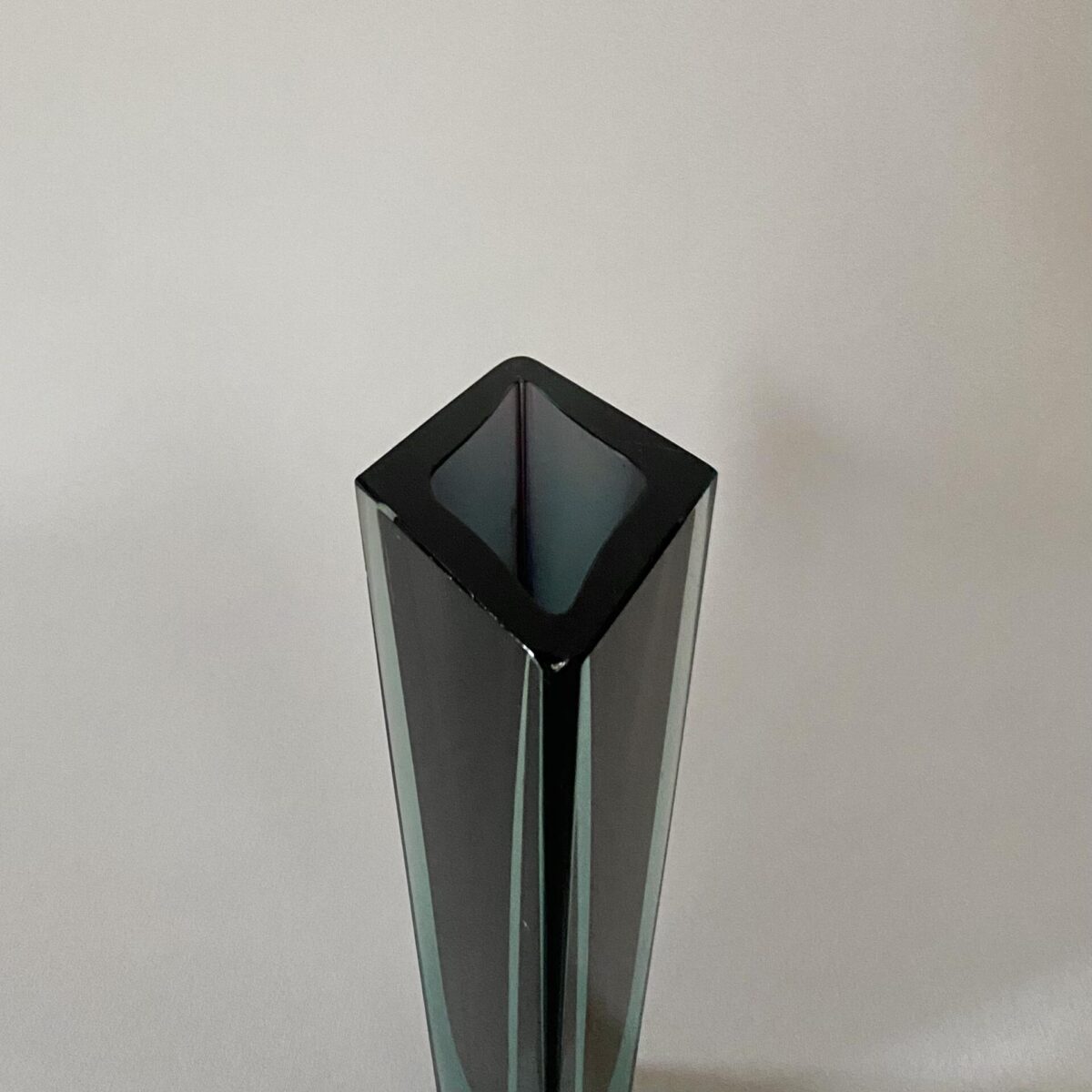 Deuxieme.shop Prisma Glasvase aus den 60er Jahren. 15x8cm Höhe 21cm. Modell Prisma von Kaj Franck für Nuutajärvi in Notsjö Finnland. scandinavian crystalglass
