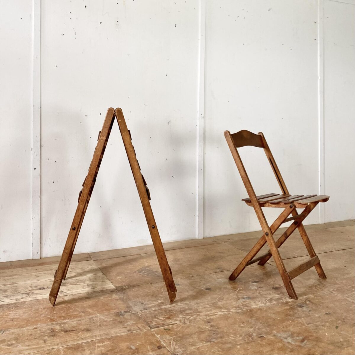 Deuxieme.shop folding chairs swiss Design Drei Klappstühle von Wisa Gloria, Schweiz.