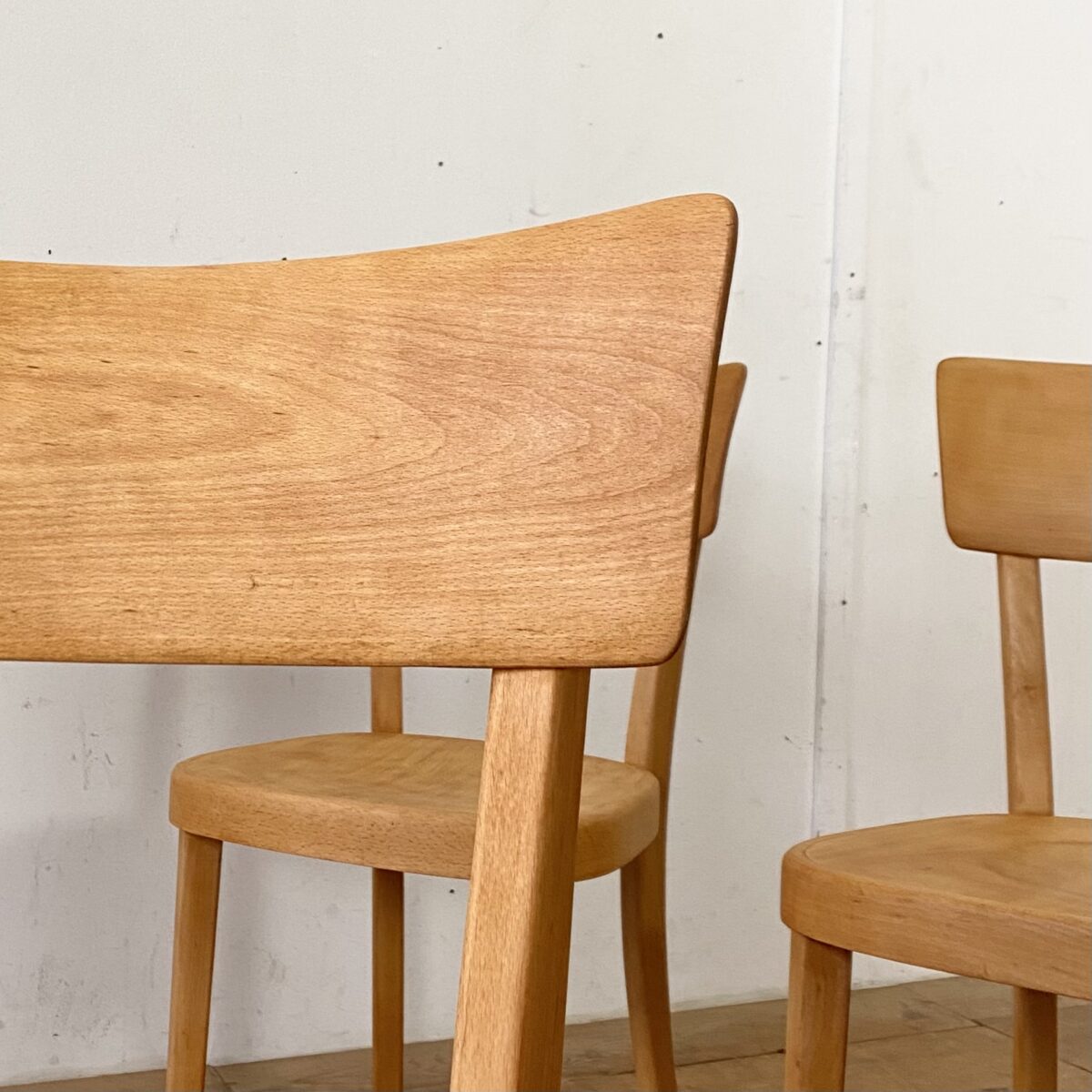 Deuxieme.shop Beizenstühle von horgenglarus. Preis pro Stuhl. Die Stühle sind in stabilem restaurierten Zustand, die Holz Oberflächen sind geschliffen und mit Naturöl behandelt.