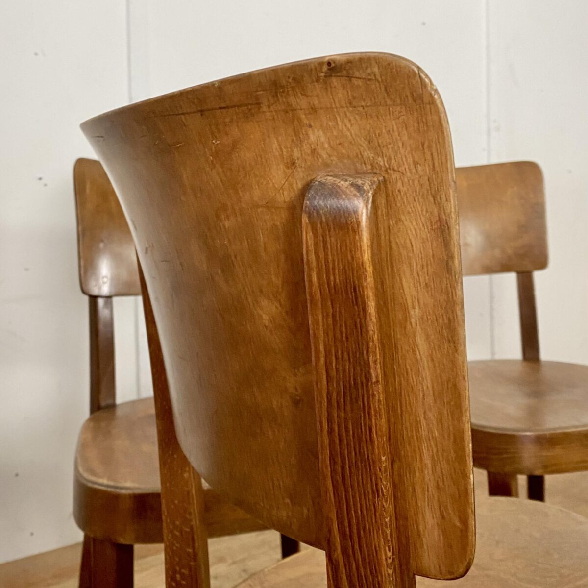 Deuxieme.shop horgenglarus Stühle mit dunkelbrauner Alterspatina. Horgen Glarus Safran