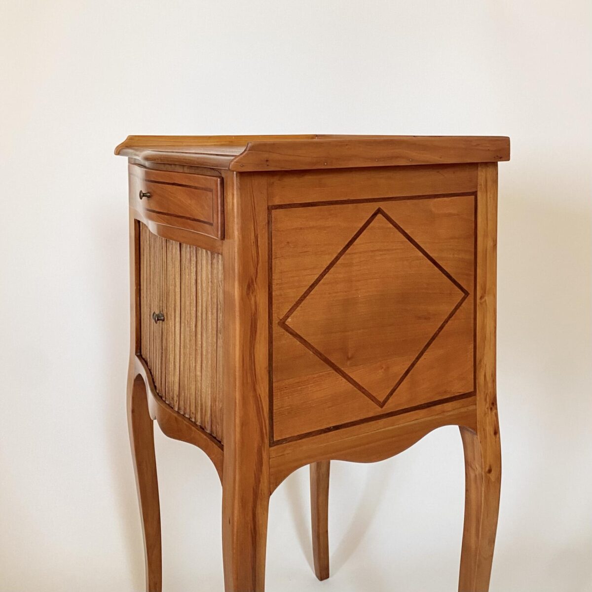Deuxieme.shop Kleiner Nachttisch aus dem 19. Jahrhundert, aus Kirschbaum mit Nussbaum Intarsien. Pfeilerschränkchen kleine Liseuse Beistelltisch 1840.