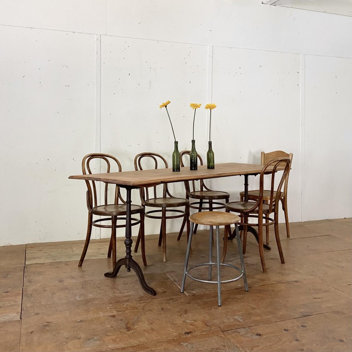 Deuxieme.shop Alter Buchenholz Wirtshaustisch mit Karniskante und Gratleisten. alter Holztisch beizentisch