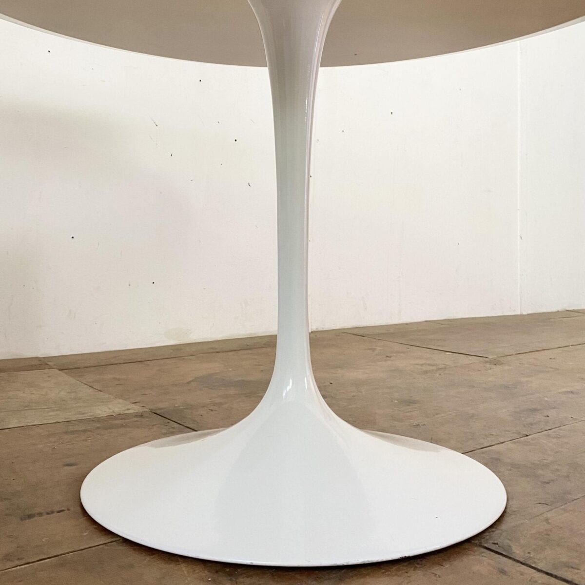 Runder Tulpenfuss Tisch von Eero Sarinnen. Entwurf aus den 50er Jahren, hergestellt von Knoll International. Durchmesser 120cm Höhe 70.5cm. Das Tischblatt ist mit weissem Kunstharz beschichtet, die abgeflachte Tischkante ist lackiert.