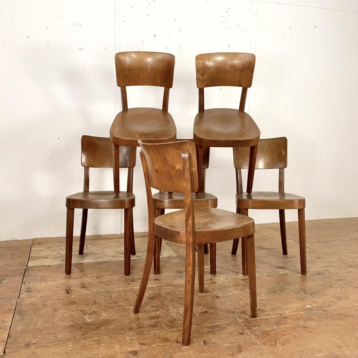 Deuxieme.shop horgenglarus Stühle mit dunkelbrauner Alterspatina. Horgen Glarus Safran