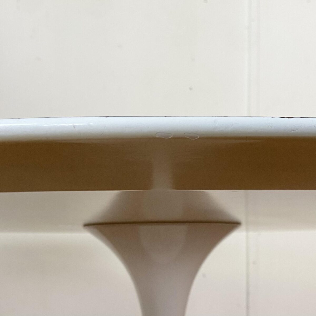 Runder Tulpenfuss Tisch von Eero Sarinnen. Entwurf aus den 50er Jahren, hergestellt von Knoll International. Durchmesser 120cm Höhe 70.5cm. Das Tischblatt ist mit weissem Kunstharz beschichtet, die abgeflachte Tischkante ist lackiert.
