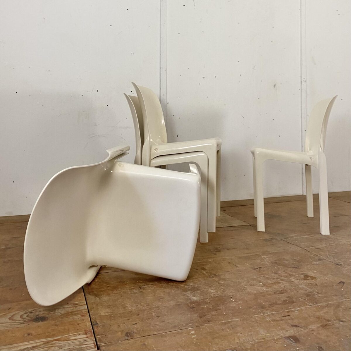 Deuxieme.shop 4er Set Selene Stühle von Vico Magistretti. Hergestellt von Artemide in den 60er Jahren. space age design made in italy.