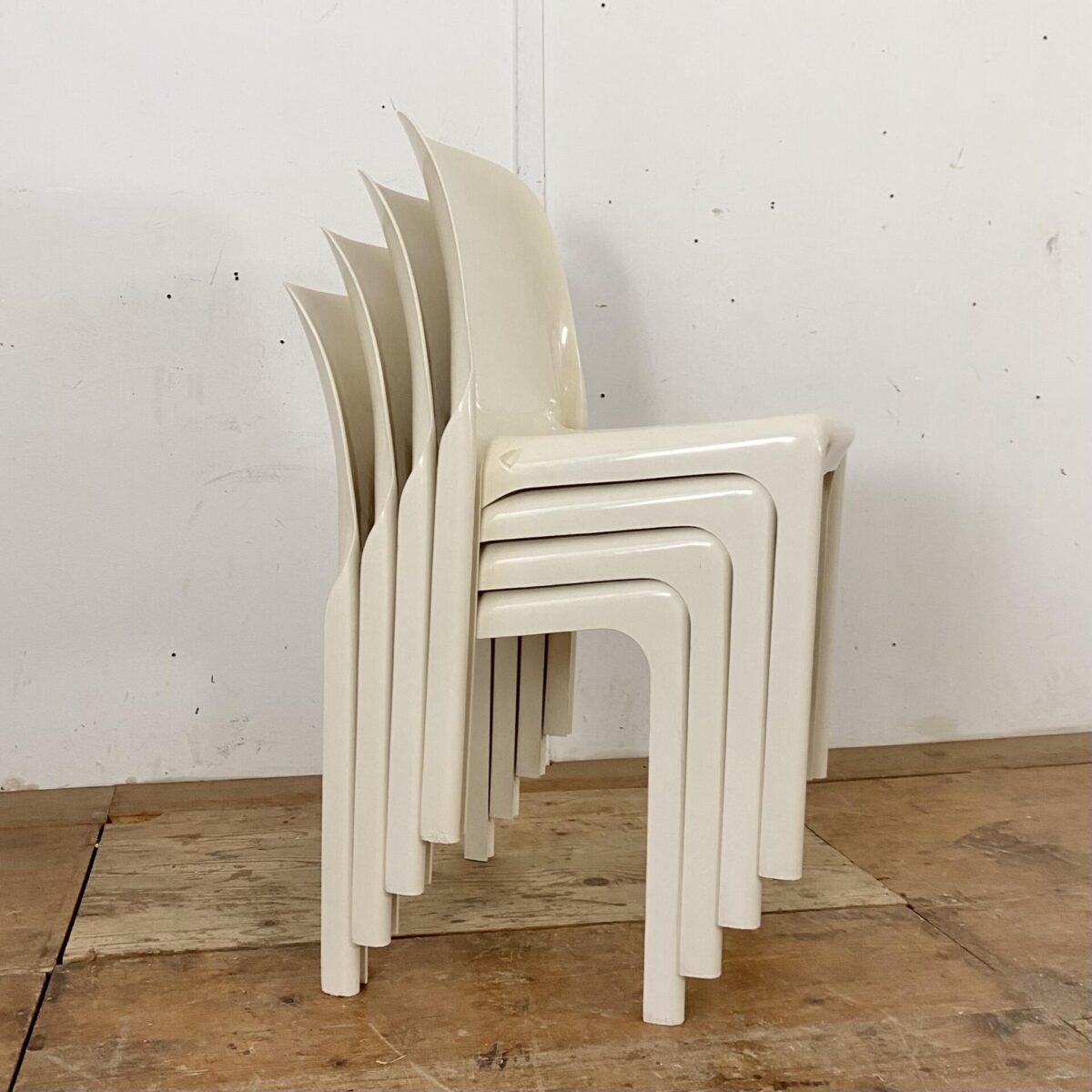 Deuxieme.shop 4er Set Selene Stühle von Vico Magistretti. Hergestellt von Artemide in den 60er Jahren. space age design made in italy.