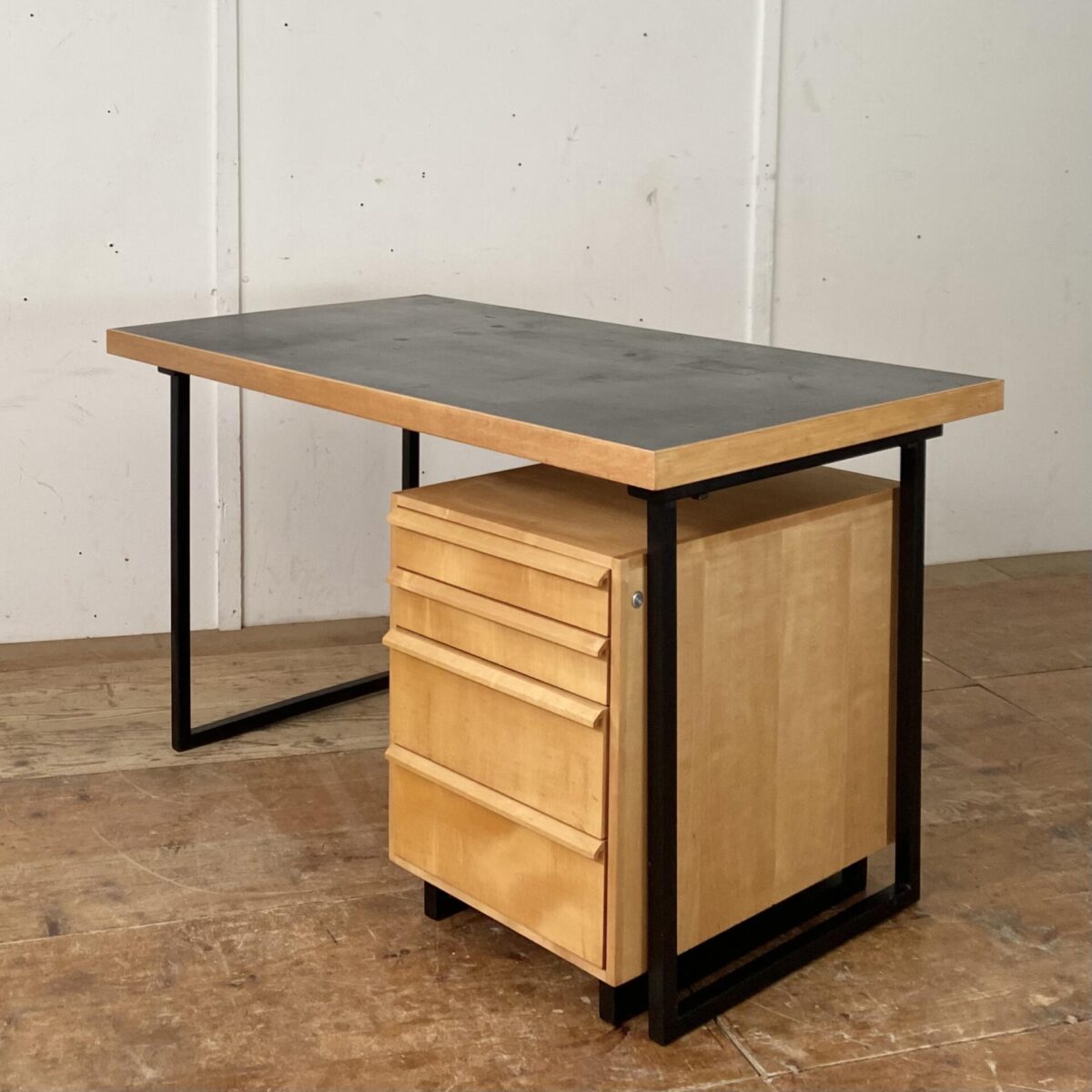 Deuxieme.shop Schreibtisch mit Schubladenkorpus von der Werkgenossenschaft Wohnhilfe. Modellreihe “M10“ 50er Jahre swissdesign