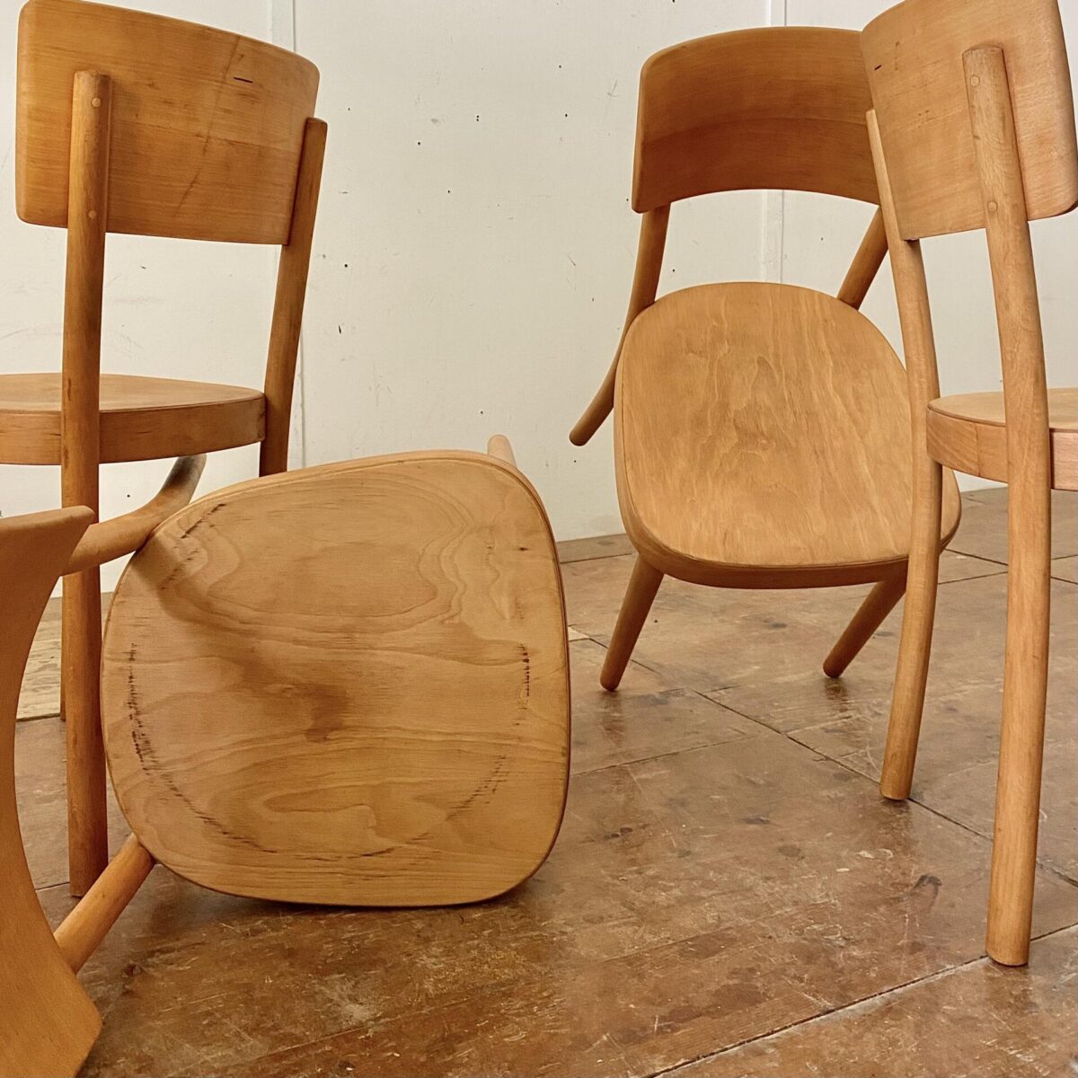Deuxieme.shop 4er Set Horgenglarus Stühle, mit ergonomisch hohem Rücken, und Rundbeinen. Horgen Glarus Safran