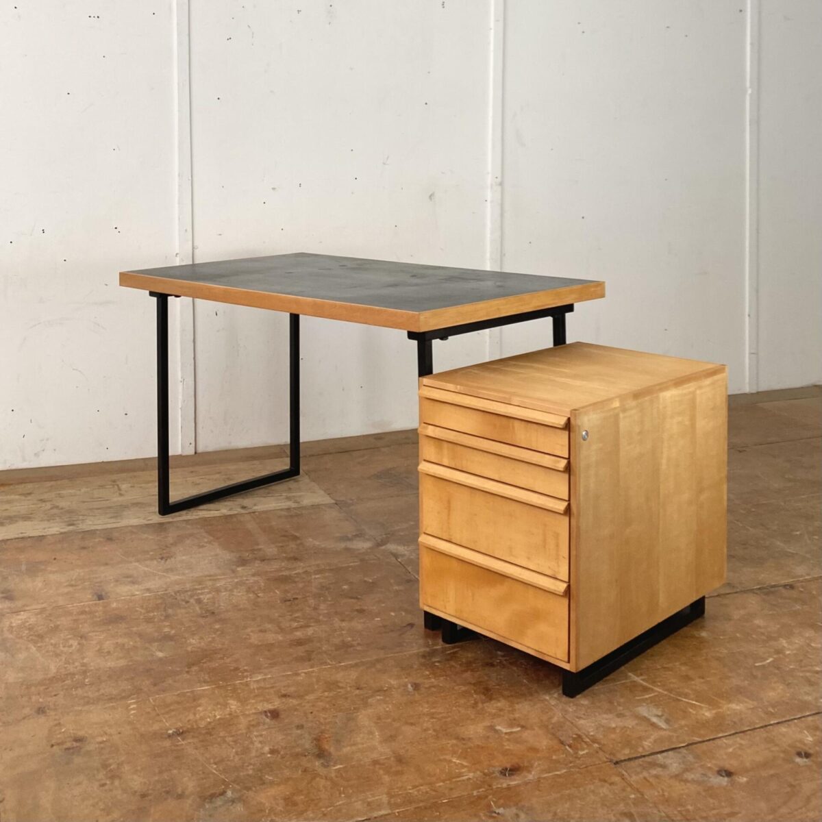Deuxieme.shop Schreibtisch mit Schubladenkorpus von der Werkgenossenschaft Wohnhilfe. Modellreihe “M10“ 50er Jahre swissdesign