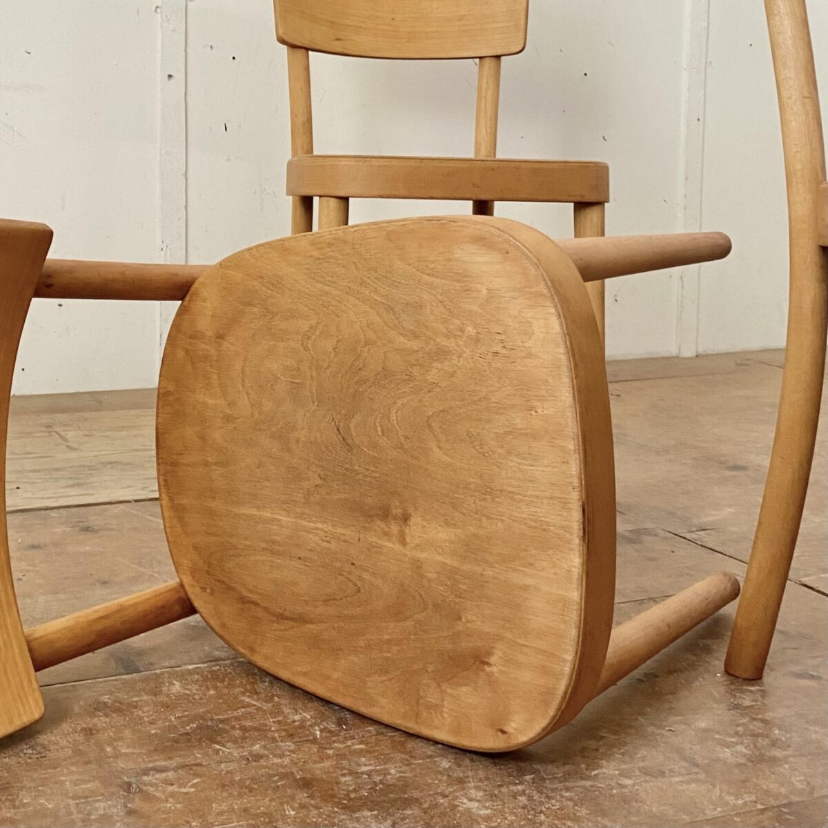 Deuxieme.shop 4er Set Horgenglarus Stühle, mit ergonomisch hohem Rücken, und Rundbeinen. Horgen Glarus Safran