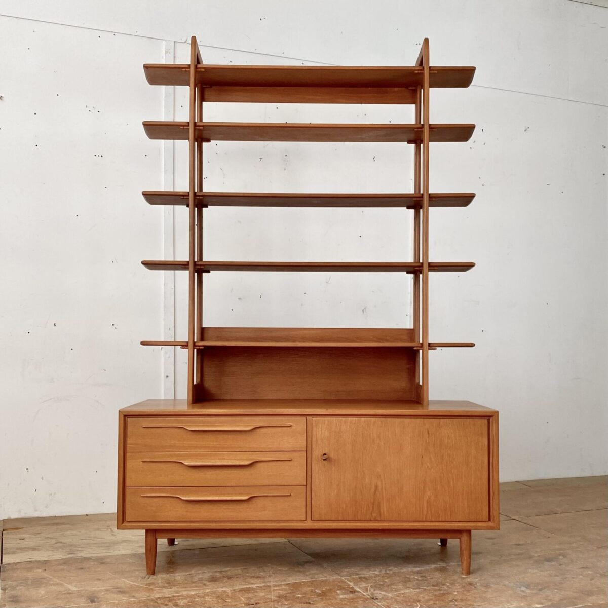Deuxieme.shop Kommode mit Bücherregal von Swiss Teak aus den 60er Jahren. midcentury Teak furniture.