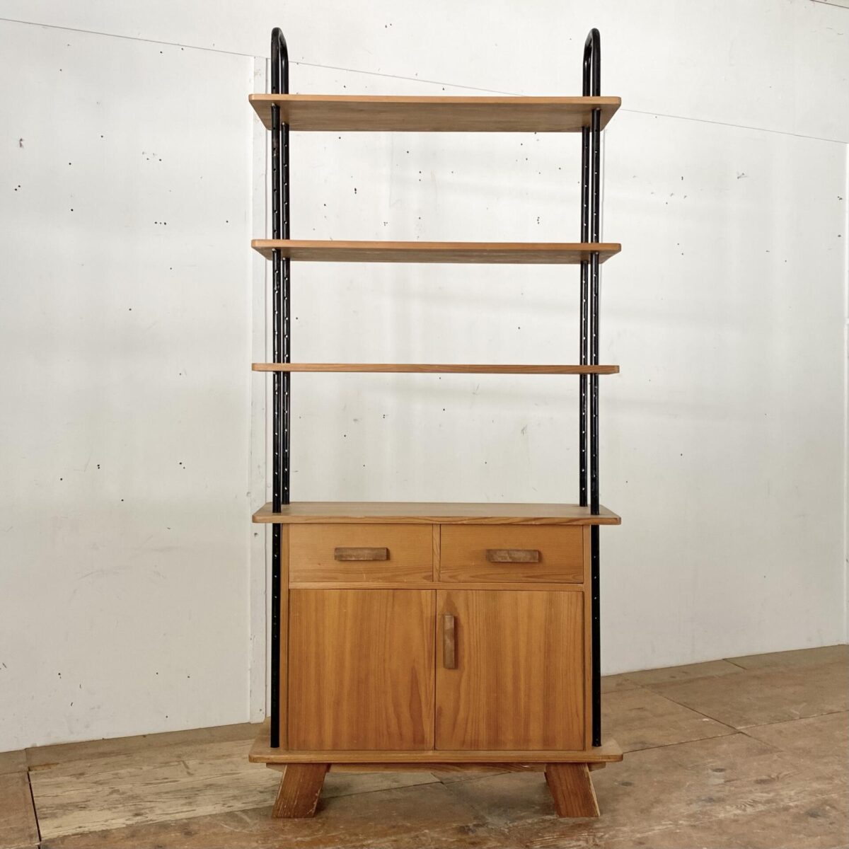 Deuxieme.shop vintage highboard solid Wood furniture. 60er Jahre Teleskopregal.