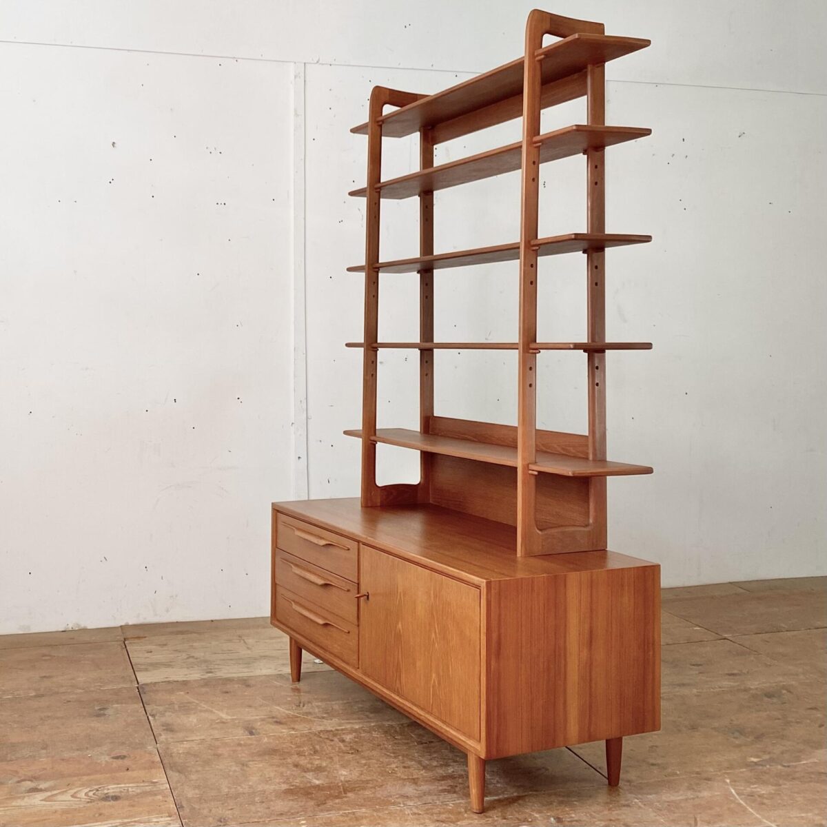 Deuxieme.shop Kommode mit Bücherregal von Swiss Teak aus den 60er Jahren. midcentury Teak furniture.