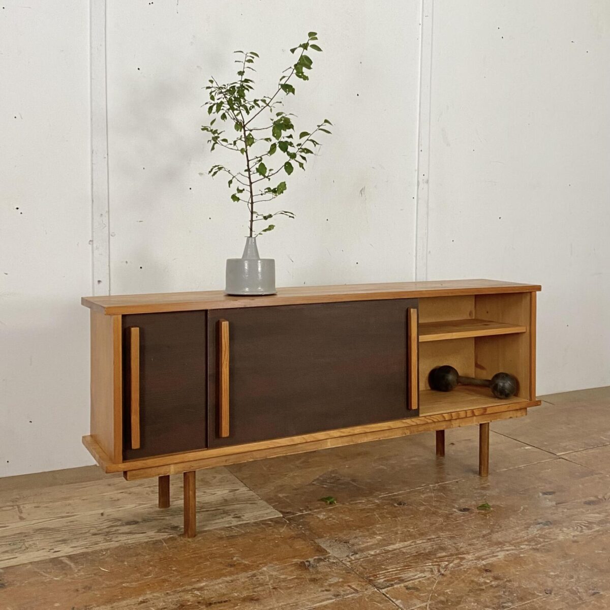 Deuxieme.shop Swissdesign Sideboard mit Pavatex Schiebetüren. 50er Jahre 60er Jahre swiss minimalism furniture. Vintage Lowboard.