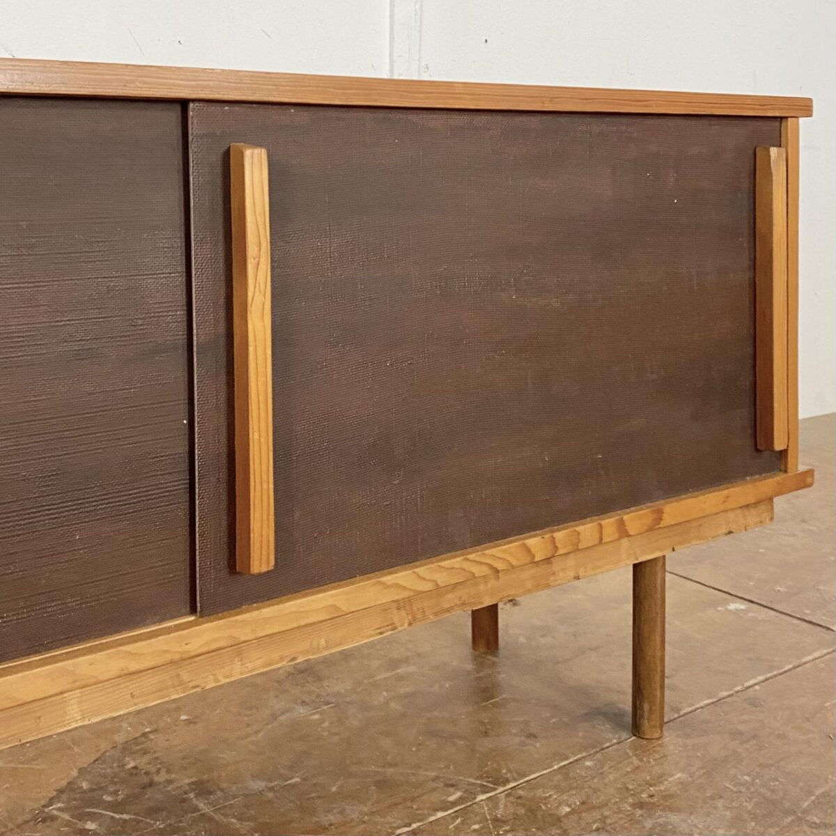 Deuxieme.shop Swissdesign Sideboard mit Pavatex Schiebetüren. 50er Jahre 60er Jahre swiss minimalism furniture. Vintage Lowboard.