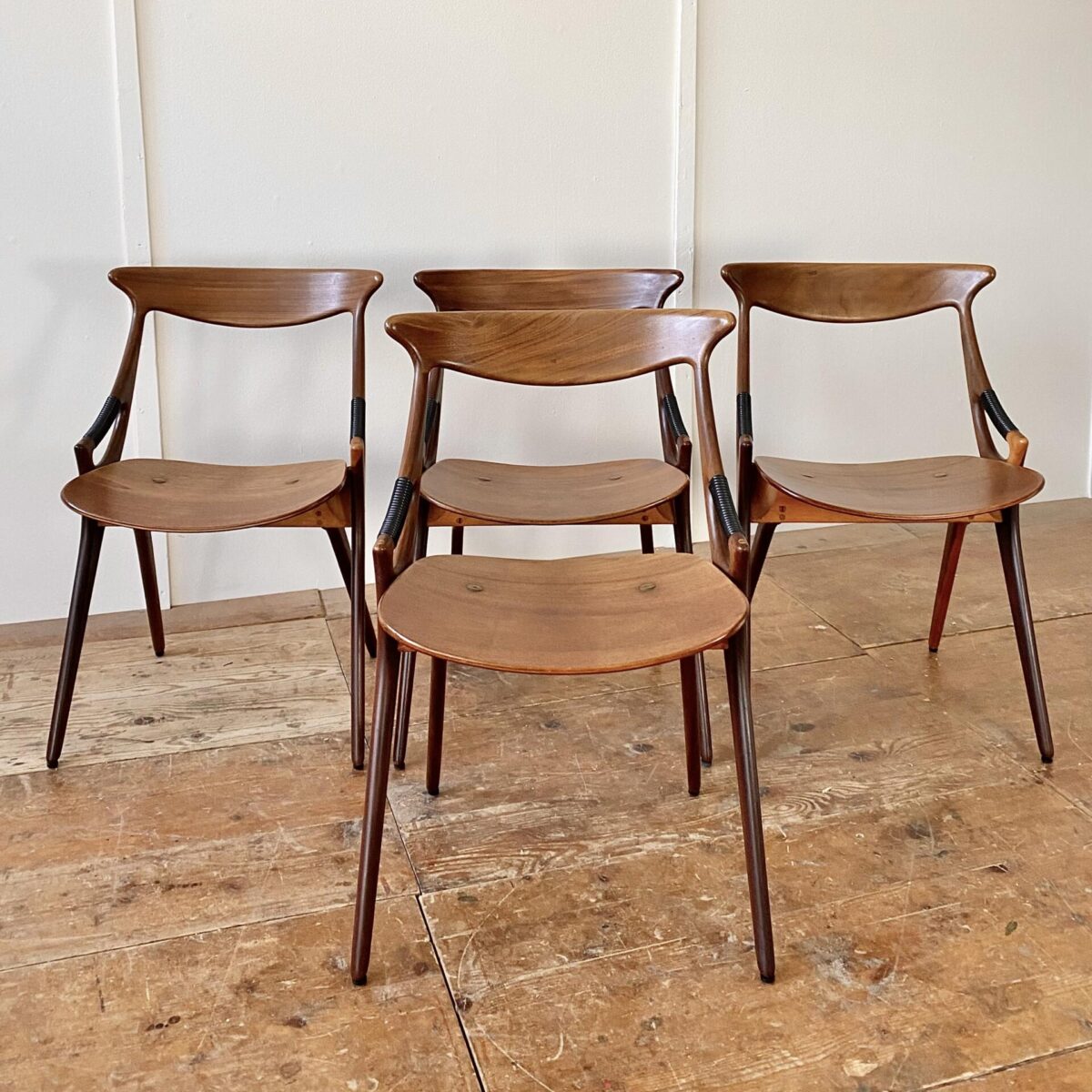 Deuxieme.shop 6er Set Teak Stühle von Arne Hovmand Olsen, Model 71. midcentury danish Design furniture.