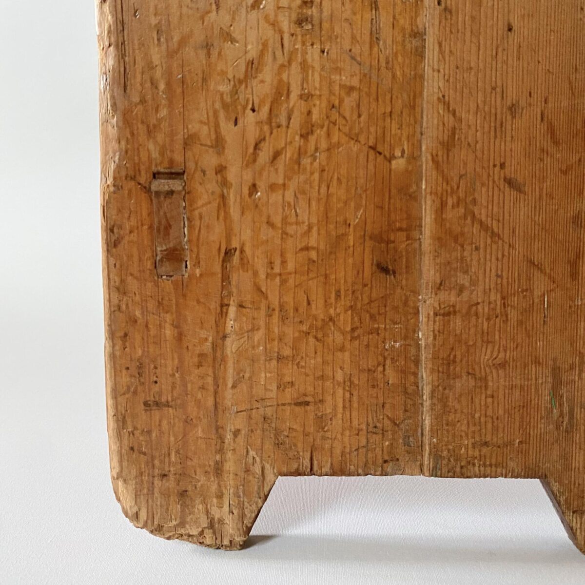 Deuxieme.shop Holzhocker mit schön verarbeiteten Eckverbindungen. woodenstool alpin furniture.