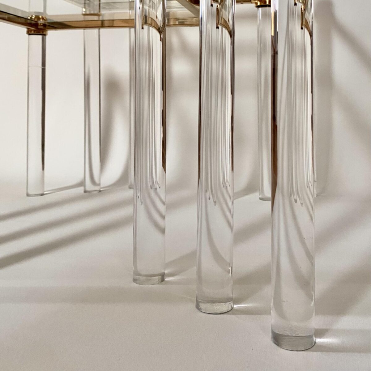 Deuxieme.shop Satztische aus Messing, Glas und runden Acrylglas 70er Jahre trash fancy nesting tables