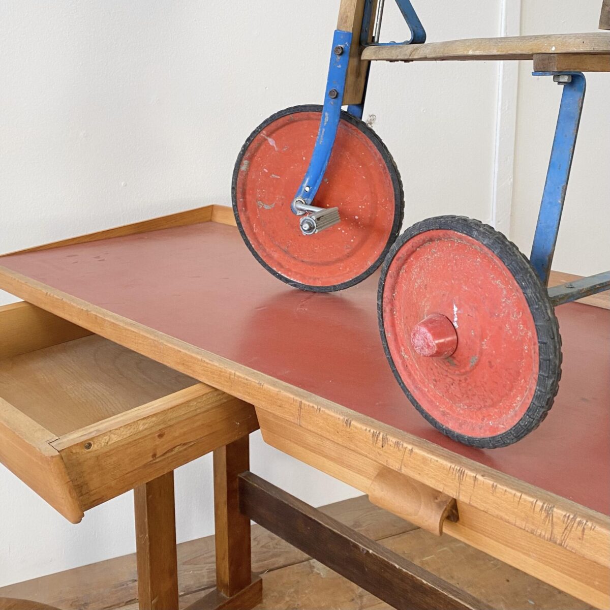Deuxieme.shop Industrial Linoleum Tisch Ateliertisch Schreibtisch 50er Jahre