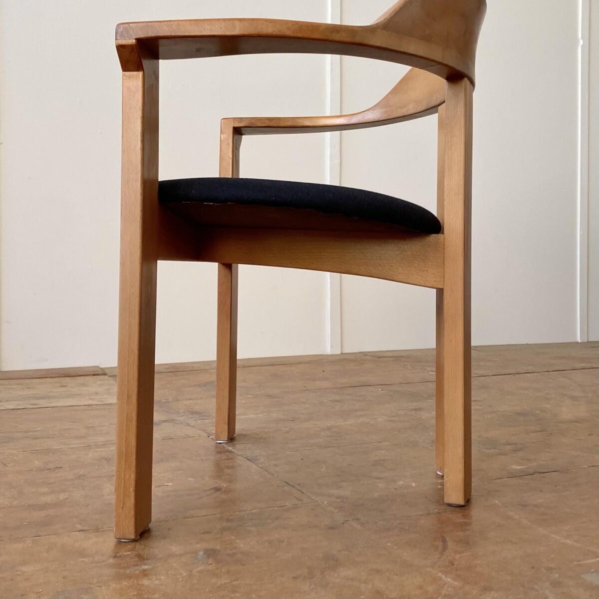 Deuxieme.shop Robert Haussmann Expo Stühle bentwood armrestchair 50s swissdesign