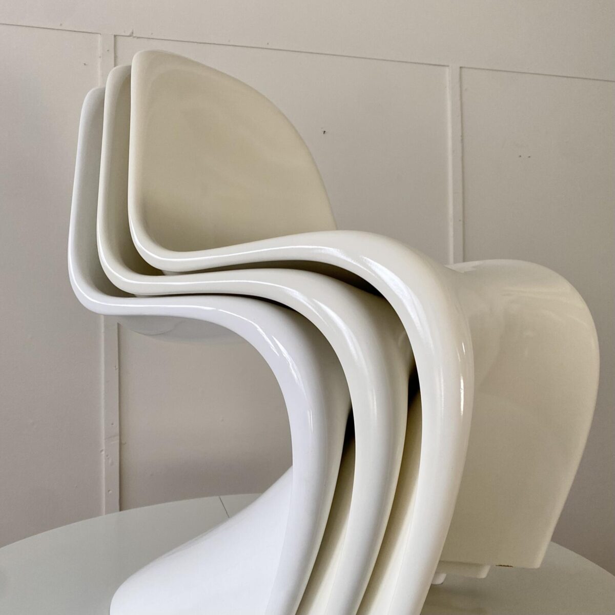 Verner Panton Stühle in schönem gereinigten Zustand. Preis pro Stuhl. Der Stuhl wurde Ende der 50er Jahren entworfen hergestellt von Vitra. Die Stühle sind aus einem Guss, aus Polyurethan-Hartschaum mit glänzender Lackierung.